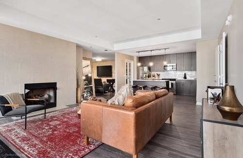 Rush and Division Apartment | Luxury Meets Fun: Downtown PH w/Private Game Room