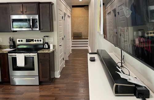 Macon Condo | LUXURY MODERN 1 BED LOFT WITH PARKING