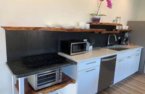 Historic Kailua Village Apartment | Luxury Modern/AC/5 STAR LOCATION/WALK 2 BEACH