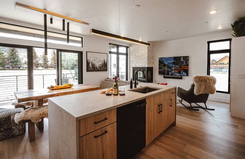 Silverthorne Condo | Luxury modern | Central Ski | No stairs | EV!