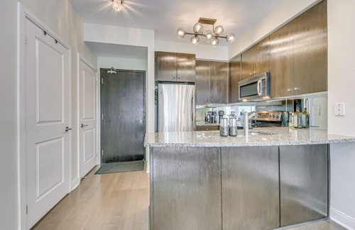 Yorkville Condo | Luxury Modern Condo with Gym and Free Parking