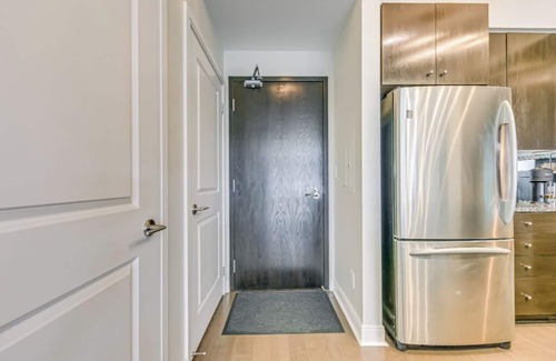 Yorkville Condo | Luxury Modern Condo with Gym and Free Parking