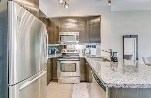 Yorkville Condo | Luxury Modern Condo with Gym and Free Parking