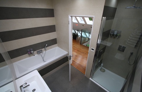 Murrayfield House | Luxury modern, large house close to citycentre, overlooking the river with patio