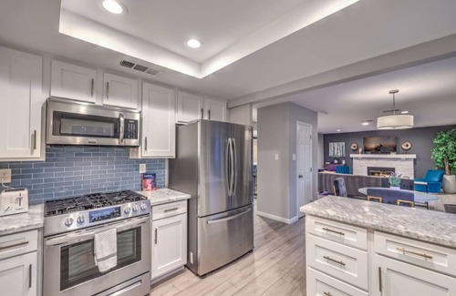 Green Valley North Apartment | Luxury Modern Pool Jacuzzi 15 min to Vegas Strip