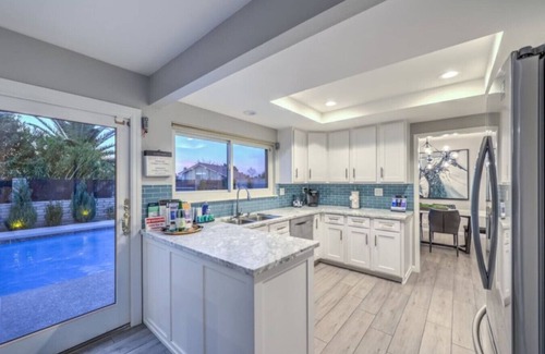 Green Valley North Apartment | Luxury Modern Pool Jacuzzi 15 min to Vegas Strip