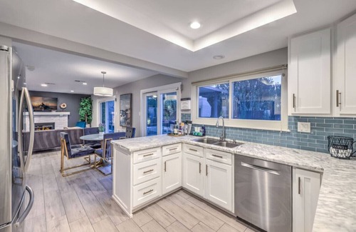 Green Valley North Apartment | Luxury Modern Pool Jacuzzi 15 min to Vegas Strip