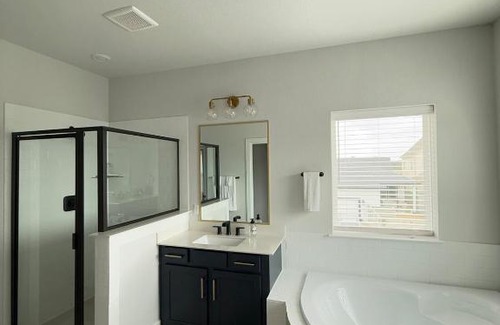 Bastrop House | Luxury Modern Stay in Bastrop