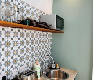 Bonnington Apartment | Luxury Modern Studio l Central Edinburgh l Pet Friendly