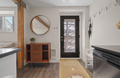 Grandview-Woodland Apartment | Luxury Modern Two Bedroom Located near Commercial Drive