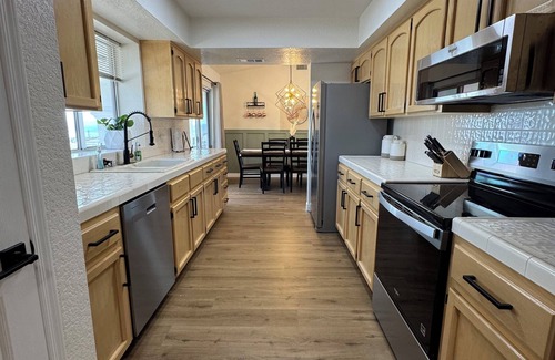 Lake Havasu City House | Luxury-modern 3-bedroom house with gym, bar, backyard paradise and boat parking