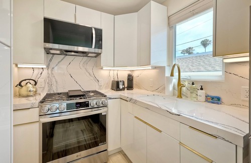 Townsite House | Luxury Monarch Estate – 3 Units | A/C | Walk to Beach, Pier & Dining