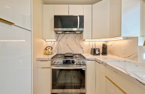 Townsite House | Luxury Monarch Estate – 3 Units | A/C | Walk to Beach, Pier & Dining