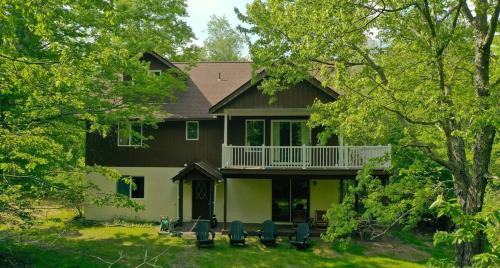 Hunter House | Luxury Mountain Getaway - 6 bed, 3 bath, hot-tub, fire-pit, game-room