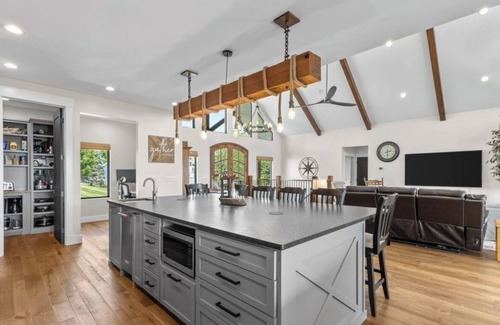 Maynardville Other | Luxury Mountain & Norris Lake Chateau w/Chef's Kitchen, Spa, Kayaks, & Sunset