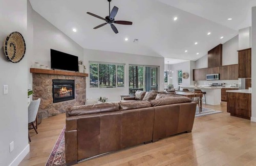 Williams House | Luxury Mountain Retreat w/Hot Tub & Views