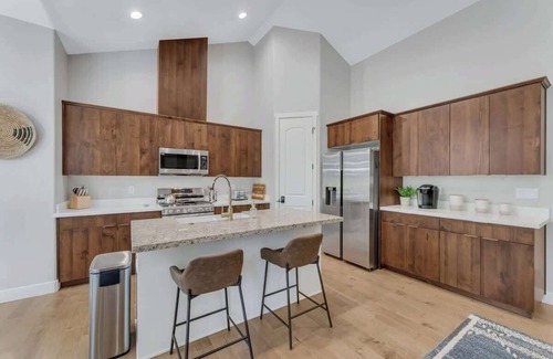 Williams House | Luxury Mountain Retreat with studio apartment