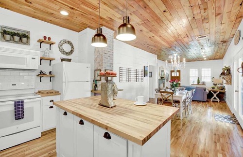 Fredericksburg House | Luxury Near Main With Hot Tub