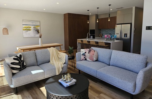 Pearce House | Luxury new 4bedrm Townhouse with 2 cars garage, Wifi, Woden CBD