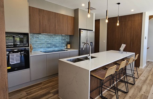 Pearce House | Luxury new 4bedrm Townhouse with 2 cars garage, Wifi, Woden CBD