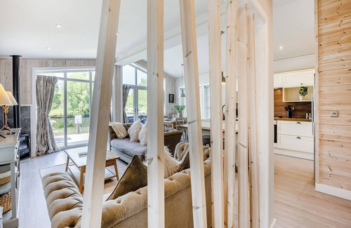 Woodhall Spa Ski Chalet | Luxury new Lakeside lodge with spacious and open plan living and kitchen area.