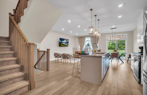 Niagara Falls Apartment | Luxury Niagara 3 Bdr Townhouse/Garage