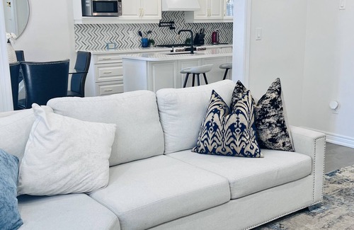 Oakville House | Luxury Oakville Home, Cozy, Hot Tub, Gas Fireplace, 4 Bedrooms, 3.5 Baths