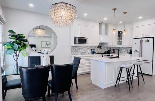 Oakville House | Luxury Oakville Home, Cozy, Hot Tub, Gas Fireplace, 4 Bedrooms, 3.5 Baths