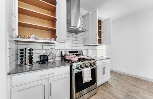 Southeast Houston House | "Luxury Oasis: Gated w/Park, Trails/Med Ctr/NRG!/Downtown/Pearland/Galleria"