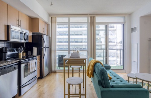 Central Waterfront Condo | Luxury Oasis In Downtown Toronto next to CN Tower/Scotiabank Arena