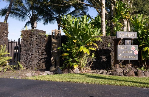 Hakalau House | Luxury Oceanfront Apartment Gated Cliffside Estate - Carriage - Beach 10m walk
