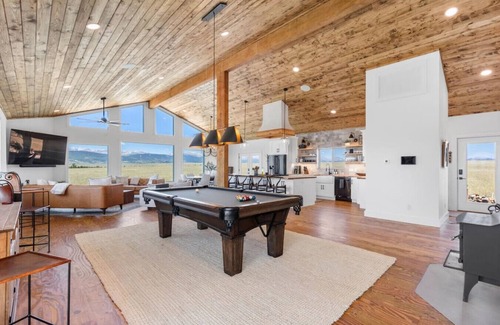 Fairplay Apartment | Luxury Off-Grid Lodge | Views, Games, Pet Friendly