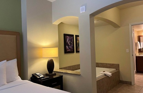 Enterprise Resort | Luxury one bedroom and one bathroom unit with full amenities