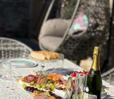 Bognor Regis Villa | Luxury pair of Georgian apartments, hot tub, sea views, sleeps 12