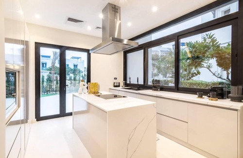 Palm Jumeirah Villa | Luxury Palm Villa with Rooftop Garden, Pool, Beach