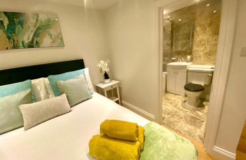 West Hill Apartment | Luxury Penthouse 3-Bedrooms Private