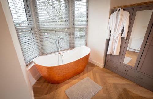 Bowness-on-Windermere Apartment | Luxury Pet-Friendly 2 Bed Retreat in Central Bowness with Copper Roll-Top Bath & Sun Terrace