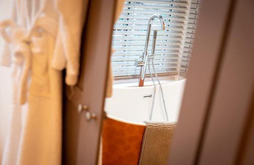Bowness-on-Windermere Apartment | Luxury Pet-Friendly 2 Bed Retreat in Central Bowness with Copper Roll-Top Bath & Sun Terrace