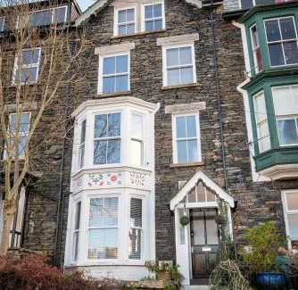 Bowness-on-Windermere Apartment | Luxury Pet-Friendly 2 Bed Retreat in Central Bowness with Copper Roll-Top Bath & Sun Terrace