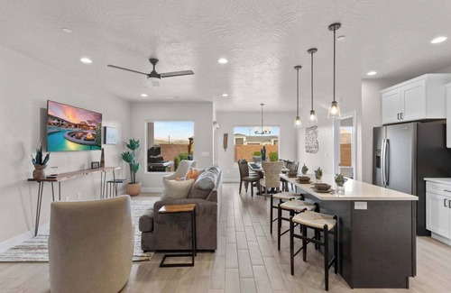 Hurricane House | Luxury Poolside Retreats Near Zion l Private Pools