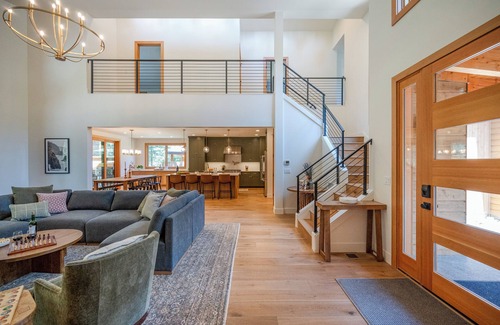 Ronald House | Luxury, Private Suncadia NEW Build, 4 KING SUITES, Bunk Room, Hot tub, Game Room