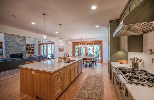 Ronald House | Luxury, Private Suncadia NEW Build, 4 KING SUITES, Bunk Room, Hot tub, Game Room