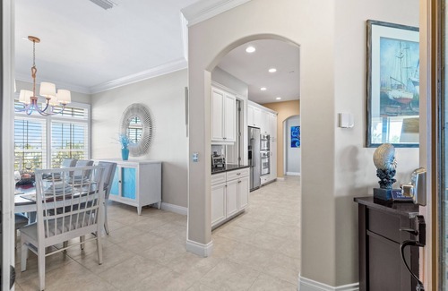 Holmes Beach Condo | Luxury Retreat for Sophisticated Travelers