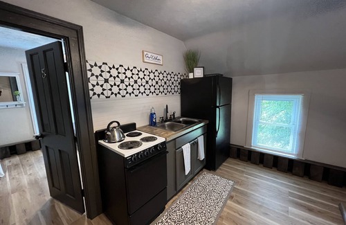 Potsdam House | Luxury Retreat! Large 3 bedroom upstairs townhouse!Suny Potsdam in the backyard!