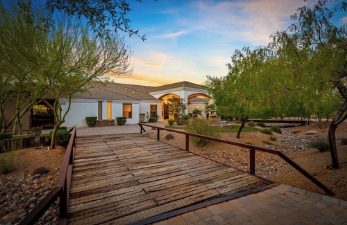 Pinnacle Peak House | Luxury retreat | massages, pool, golf, sunsets, movie, games.