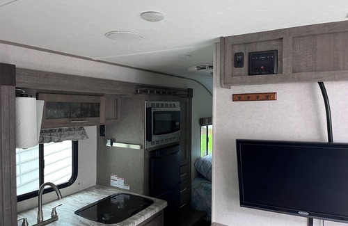 Spring Hill House | Luxury Retreat RV with AC&Heat