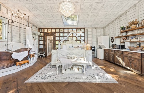 Wadmalaw Island Apartment | Luxury retreat treehouse near Charleston pet-friendly