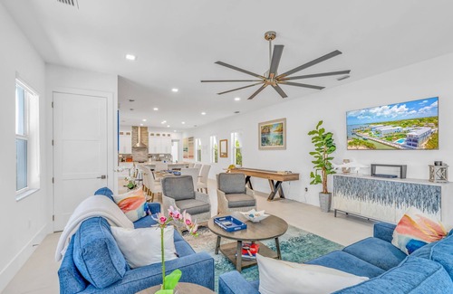 Marathon House | Luxury Retreat w/Pool, Spa, 100’ Dock, Games & More!