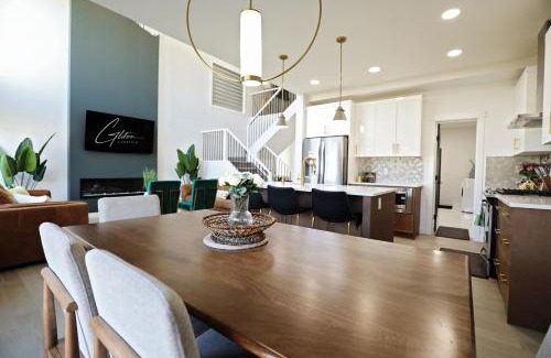 Southwest Edmonton House | Luxury Retreat With AC Fireplace Garage Disney