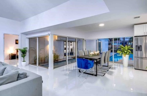 Cutler Bay House | Luxury Retreats with Pool & Entertainment Amenities